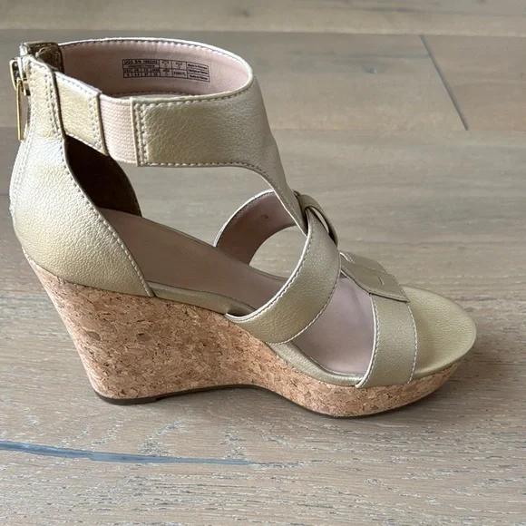 Elegant Gold Women's Sandal - Picture 9 of 11